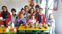 Niños y Maestra Escuela N°75