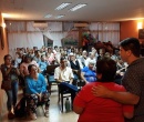 Profesor Agustin haciendo entrega de diplomas a un alumna del al