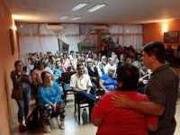 Profesor Agustin haciendo entrega de diplomas a un alumna del al