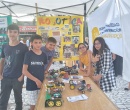 Nuestros alumnos de robótica junto a nuestro stand.