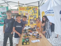 Nuestros alumnos de robótica junto a nuestro stand.