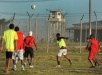 Punta de Rieles internos jugando al futbol dentro del establecim