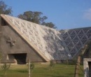 La Iglesia de Soca, junto a la Escuela Pública local.