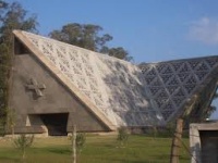La Iglesia de Soca, junto a la Escuela Pública local.