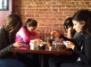 Grupo de personas en una comida y cada uno atiende su celular