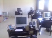 Trabajando en la instalación de las computadoras en EID del Barr