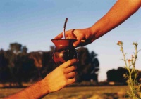 Imagen de dos personas compartiendo el mate