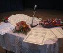 Mesa con diplomas