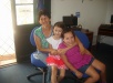 Victoria, su mamá y Agus