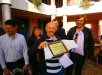 Omar Fuksman, coordinador docente, recibiendo la placa que los p