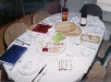 Foto de la mesa puesta para el Seder de Pesaj, incluyendo la pla