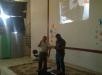 El comunicador social Pablo Trejo recibiendo diploma de agradeci