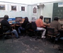 Alumnos trabajando en la computadora