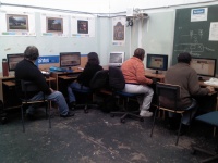 Alumnos trabajando en la computadora