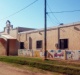 Nuestra entrada con el muro pintado por nuestros niños