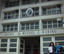 Rosario Arago y Mary Silva en la puerta del liceo