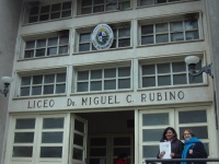 Rosario Arago y Mary Silva en la puerta del liceo
