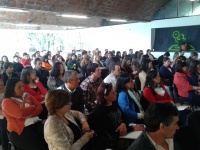 La platea sigue una de las exposiciones de la jornada